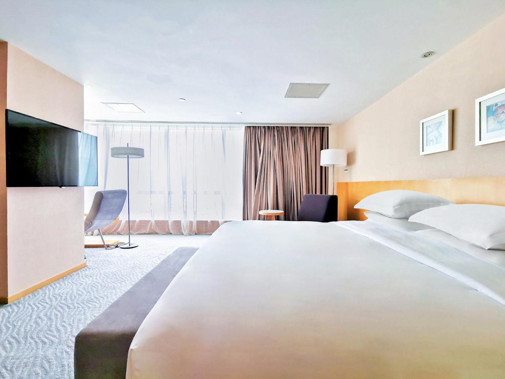 Crowne Plaza Zhuhai City Center By Ihg - Offers Free One-Way Shuttle To Chimelong Ocean Kingdom Exterior foto